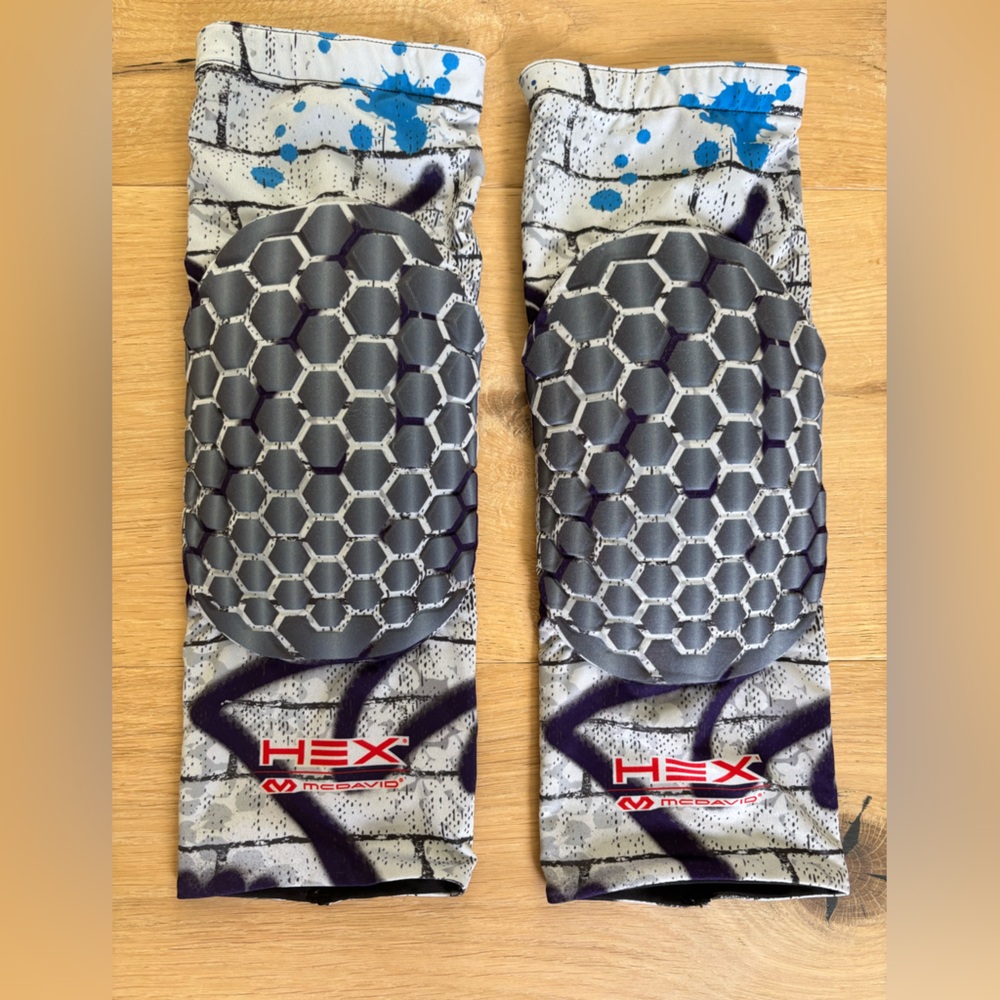 Hex Patterned Football Knee Pads